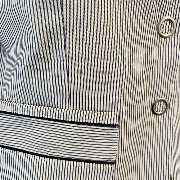 Navy and white blazer and short suite set. Piping details, silver snap buttons, - Picture 3 of 6